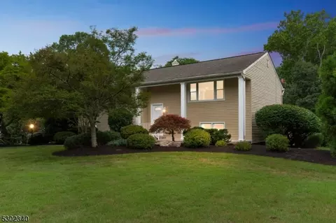 19 Fieldhedge Dr, Hillsborough, NJ 08844