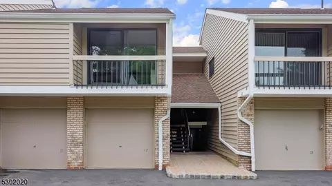 12 Evergreen Dr, Clinton, NJ 08809