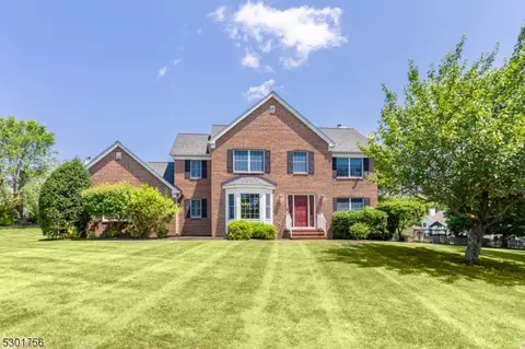 4 Blackberry Pl, Washington Twp, NJ 07853