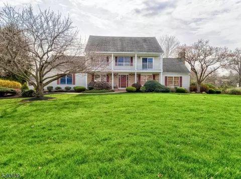 15 Stonebridge Rd, Hampton, NJ 08827