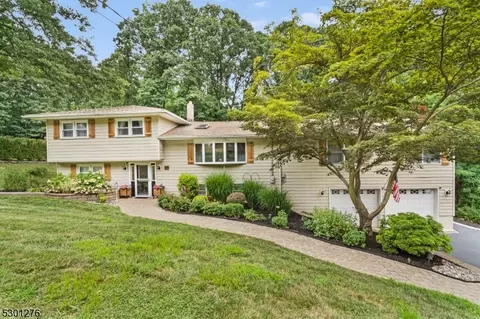27 Northview Dr, Morris Plains, NJ 07950