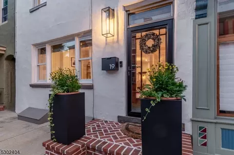 19 S Main St, Lambertville, NJ 08530