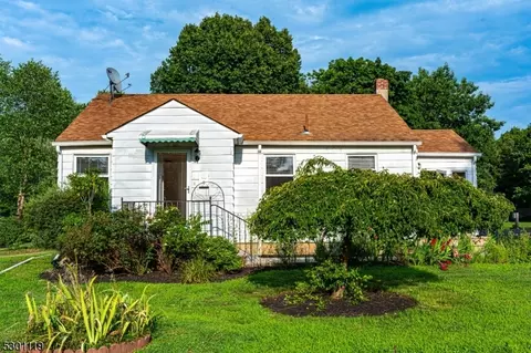 8 Den Herder Dr, Franklin Twp, NJ 08873