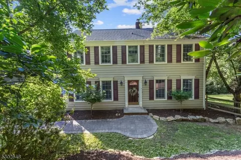 3 White Oak Dr, Tewksbury Twp, NJ 07830