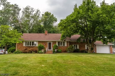 38 Thomas Dr, Clark, NJ 07066