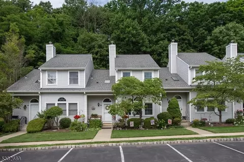 318 Carnegie Ct, Hackettstown, NJ 07840