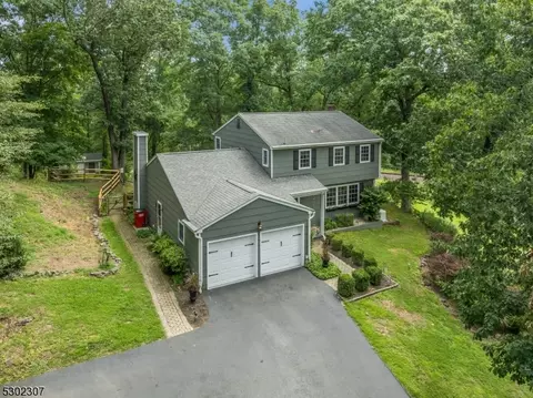 31 Country Hill Rd, Lebanon, NJ 08833