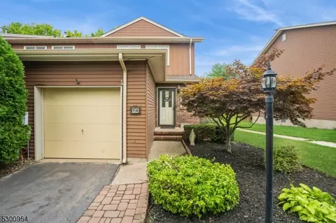 76 Canterberry Cir, Flemington, NJ 08822