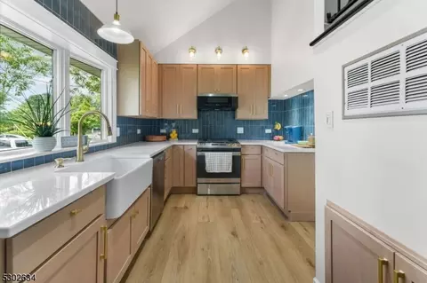 5 Stratford Rd, East Brunswick, NJ 08816
