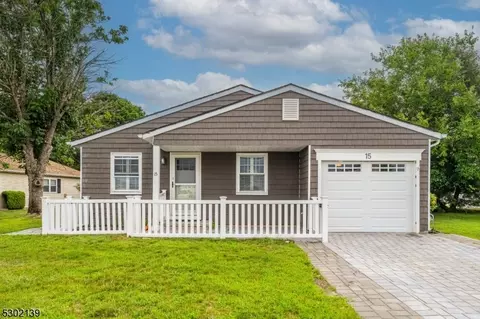 15 Leighton Ct, Toms River, NJ 08757