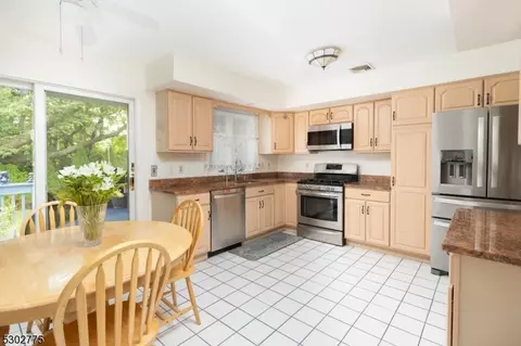 828 Highland Ave, Paramus, NJ 07652 photo 16
