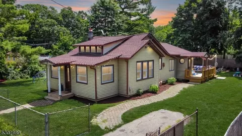32 Center St, Mount Olive, NJ 07828