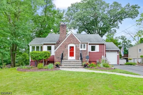 8 Fairview Ave, Montvale, NJ 07645