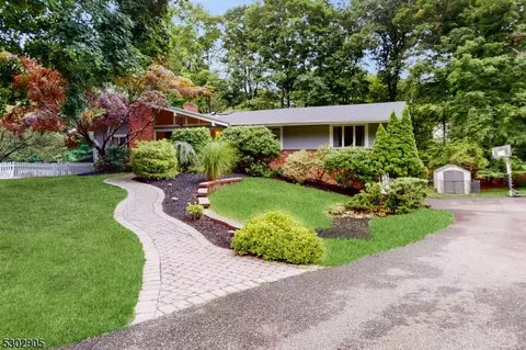 811 Bailey Rd, Westwood, NJ 07675