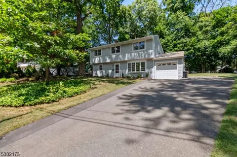 40 Loyola Pl, Oakland, NJ 07436