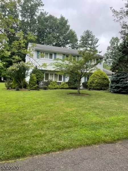 17 Arlington Dr, Livingston, NJ 07039
