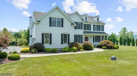 9 Surry Ln, Franklin Twp, NJ 08802