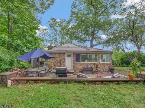 21 Sunrise Rd, Boonton, NJ 07005