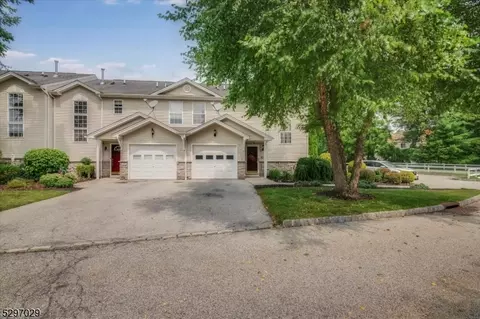 2 Peachtree Ln, Hamburg, NJ 07419