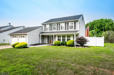 9 Daphne Ct, Edison, NJ 08820