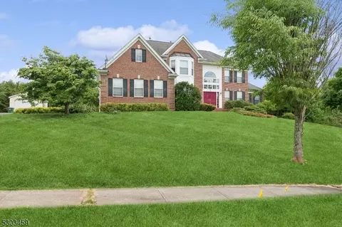 16 Scotts Mountain Rd, Lopatcong, NJ 08886