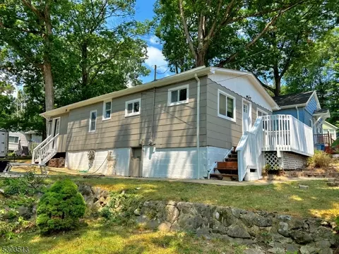 28 Bucknell Trl, Hopatcong, NJ 07843