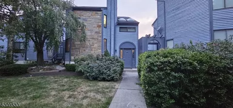 25 Delbarton Ct, Hackettstown, NJ 07840