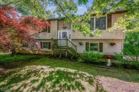 32 High Crest Dr, Hamburg, NJ 07419