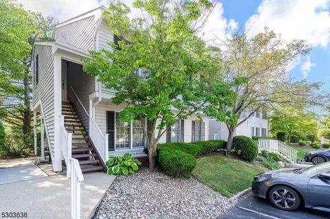 184 Milkweed Ct, Three Bridges, NJ 08887