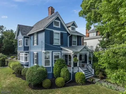 109 Center St, Clinton, NJ 08809