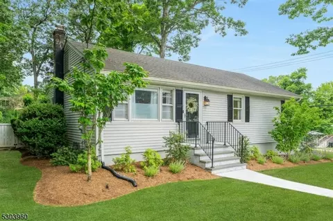 98 Yawpo Ave, Oakland, NJ 07436