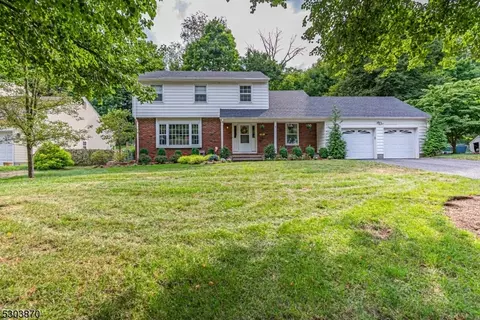 4 Sand Hill Ct, Parsippany-troy Hills Twp, NJ 07054