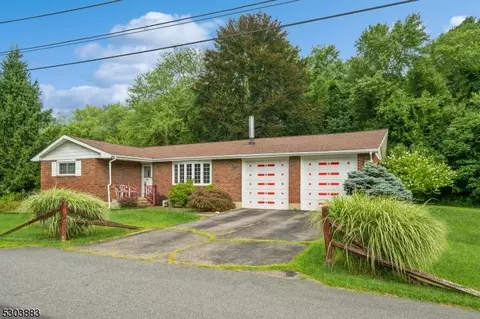 15 4th St, Mount Olive, NJ 07828