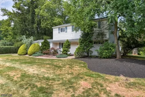 62 Meadowbrook Dr, Hillsborough, NJ 08844