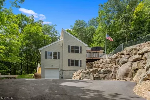 42 Dupont Ave, Hopatcong, NJ 07843