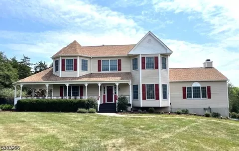 2 Saddle Ridge Dr, Lebanon, NJ 08833