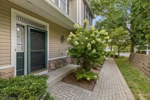 1 Pebble Beach Dr, Livingston, NJ 07039
