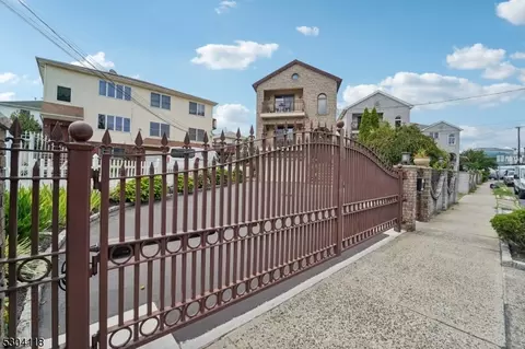 13 Saint Charles St, Newark, NJ 07105
