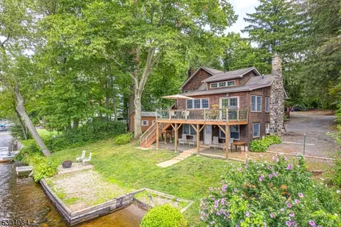 121 Point Breeze Dr, West Milford Twp, NJ 07421