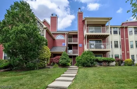 84 Crosspointe Dr, East Brunswick, NJ 08816