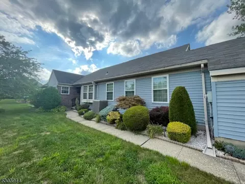 5 Yorkshire Dr, Monroe Township, NJ 08831