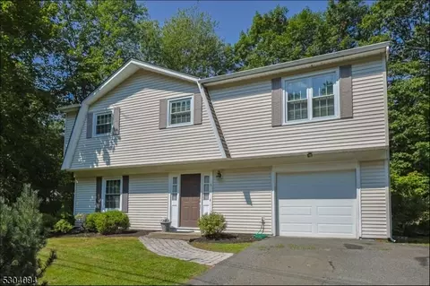 8 Temple Trl, Hopatcong, NJ 07843