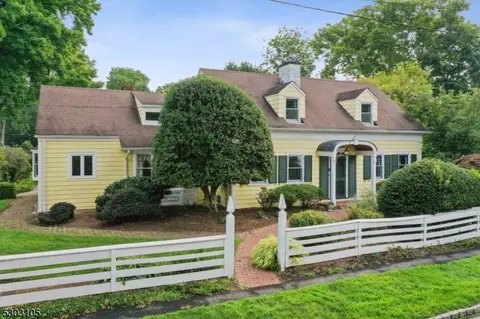 8 Normandie Pl, Cranford, NJ 07016