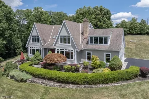 4 Lincroft Dr, Gladstone, NJ 07934