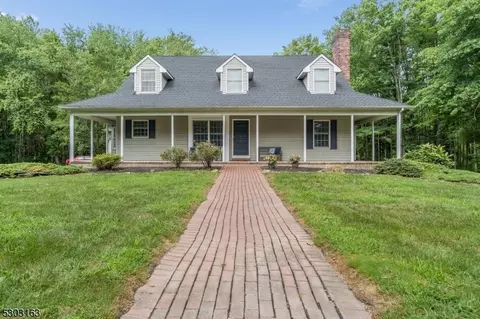 17 Charlestown Rd, Hampton, NJ 08827