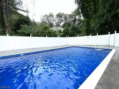 40 Cedar Ridge Dr, Vernon, NJ 07462