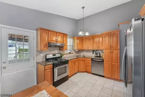172 Perry St, Dover, NJ 07801 photo 5