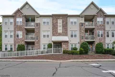 2 Waterman Ln #212, Hillsborough, NJ 08844