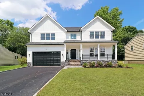 8 Hawthorne Dr, Livingston, NJ 07039