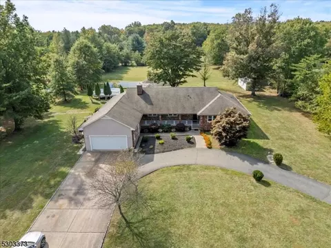 5 Hampton Rd, Kingwood Twp, NJ 08867